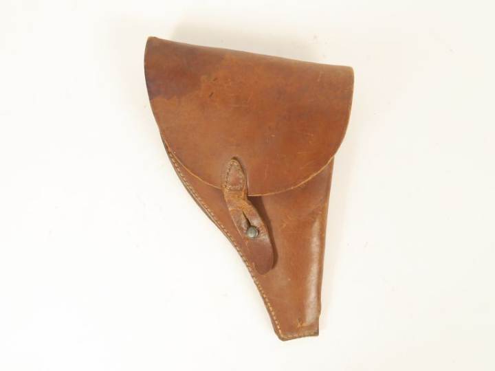 Trois étuis :  -un modèle 1876 en A.B.E. Cuir brun.  -Deux simplifiés 