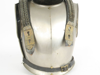 Vente aux enchères Cuirasse d’officier de fabrication privée. En tôle de fer nickelé à ri