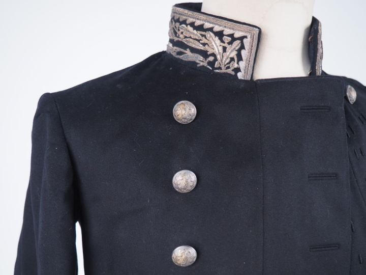 Tunique de préfet.  En drap noir à collet brodé, double boutonnage de 