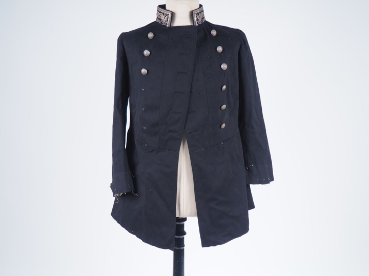 Tunique de préfet.  En drap noir à collet brodé, double boutonnage de 