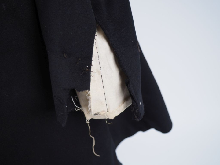 Tunique de préfet.  En drap noir à collet brodé, double boutonnage de 