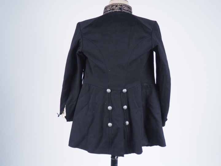 Tunique de préfet.  En drap noir à collet brodé, double boutonnage de 