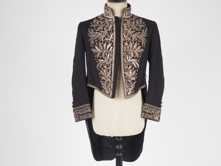 Important ensemble de grande tenue de préfet.  -Habit à basques de gra