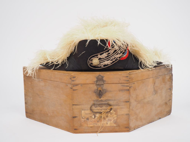 Important ensemble de grande tenue de préfet.  -Habit à basques de gra