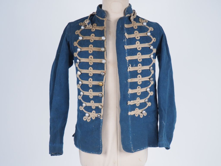 Dolman de hussard.  En drap bleu à brandebourgs. Collet sans numéro.  