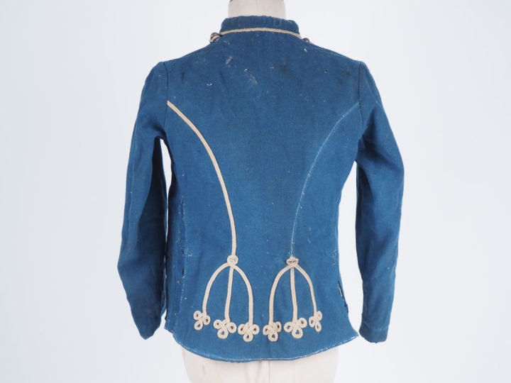 Dolman de hussard.  En drap bleu à brandebourgs. Collet sans numéro.  