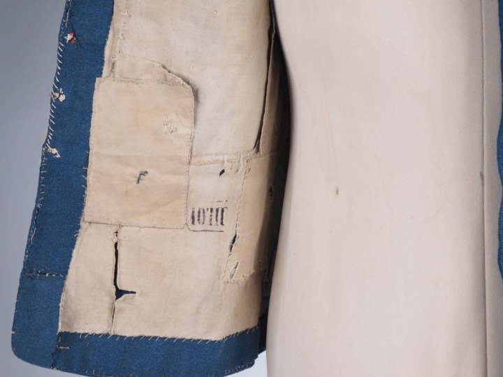 Dolman de hussard.  En drap bleu à brandebourgs. Collet sans numéro.  