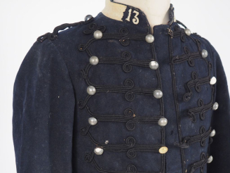 Vente aux enchères Dolman du 13e dragons. En drap bleu à brandebourgs et épaulettes trèfl