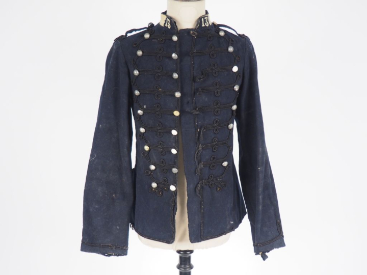 Dolman du 13e dragons. En drap bleu à brandebourgs et épaulettes trèfl