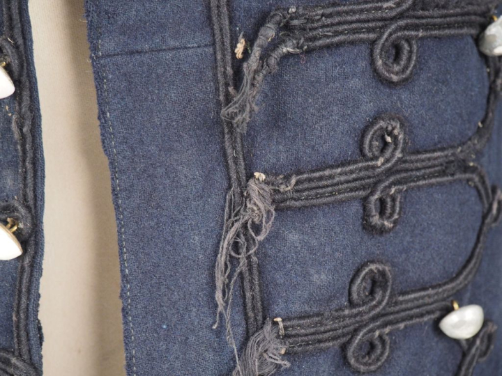 Dolman du 13e dragons. En drap bleu à brandebourgs et épaulettes trèfl