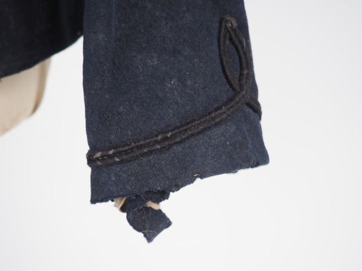 Dolman du 13e dragons. En drap bleu à brandebourgs et épaulettes trèfl