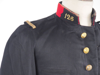 Vente aux enchères Tunique de lieutenant du 126e de ligne.  En drap noir à collet et patt