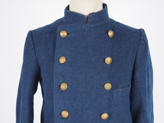 Vente aux enchères Capote.  En drap gris de fer bleuté.  A double boutonnage de six bouto