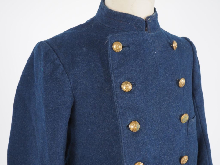 Capote.  En drap gris de fer bleuté.  A double boutonnage de six bouto