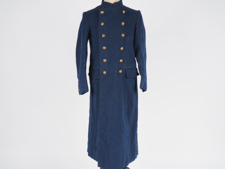 Capote.  En drap gris de fer bleuté.  A double boutonnage de six bouto