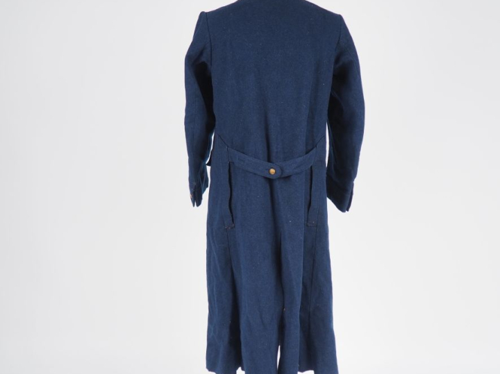 Capote.  En drap gris de fer bleuté.  A double boutonnage de six bouto