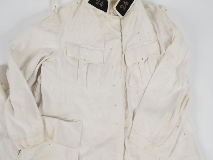 Tunique d’officier.  En toile blanche à quatre poches.  Pattes de coll