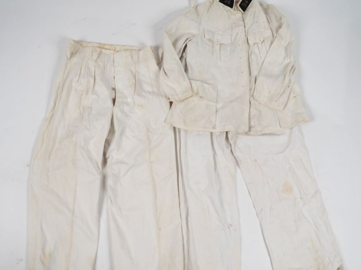 Tunique d’officier.  En toile blanche à quatre poches.  Pattes de coll