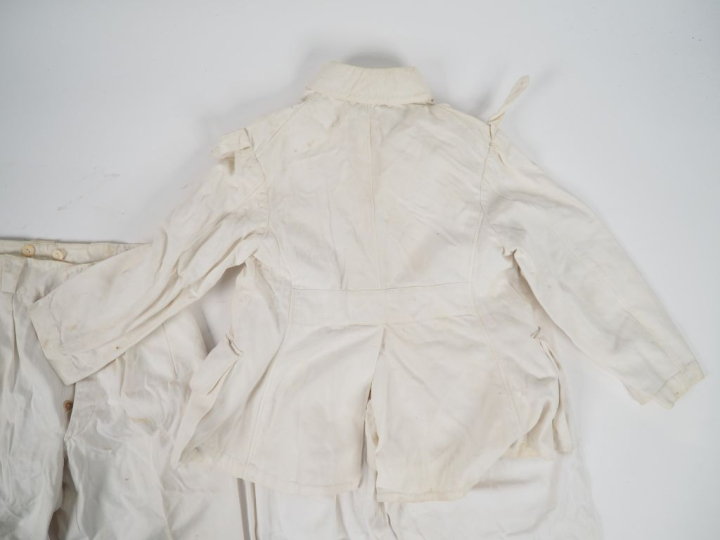 Tunique d’officier.  En toile blanche à quatre poches.  Pattes de coll