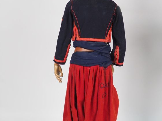 Mannequin de zouave comprenant :  -Chechia en drap garance, avec gland