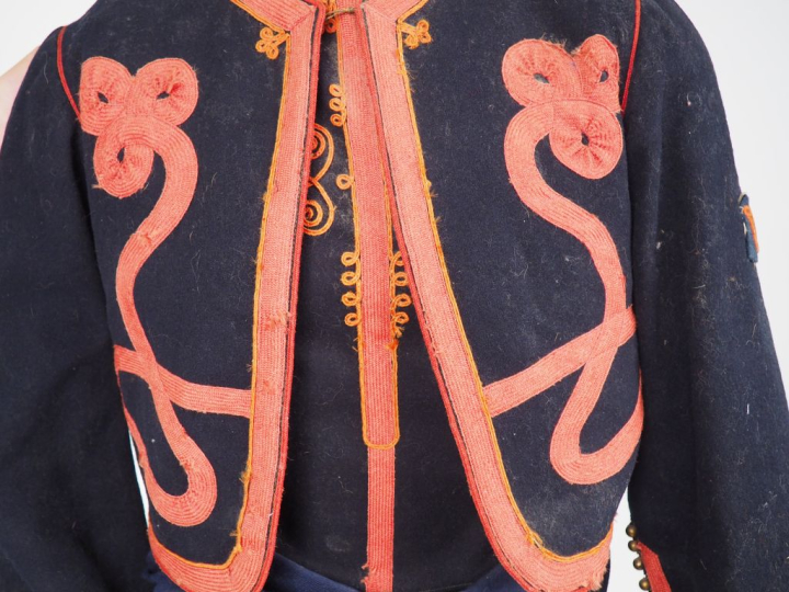 Mannequin de zouave comprenant :  -Chechia en drap garance, avec gland