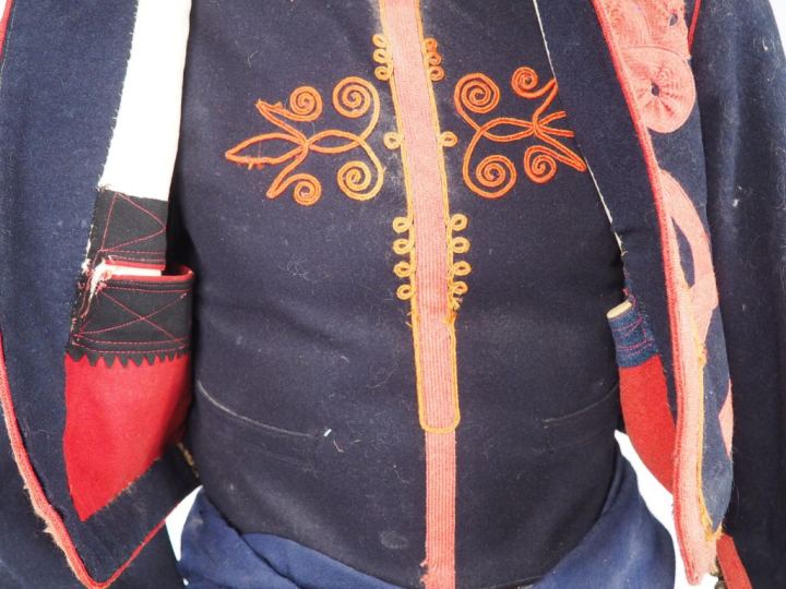 Mannequin de zouave comprenant :  -Chechia en drap garance, avec gland