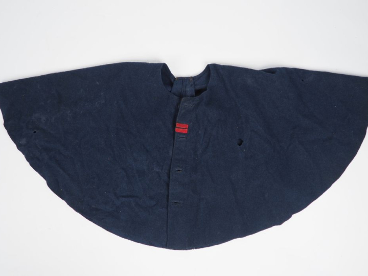 Rotonde de manteau. En drap gris de fer bleuté, fermant par quatre bou