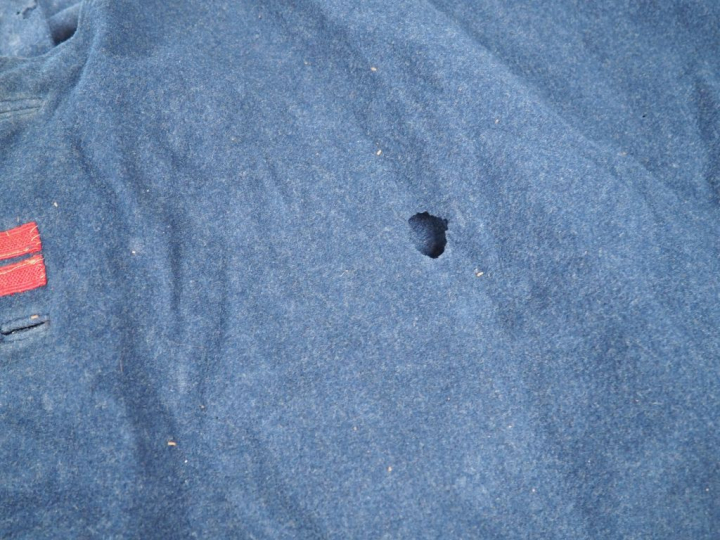 Rotonde de manteau. En drap gris de fer bleuté, fermant par quatre bou