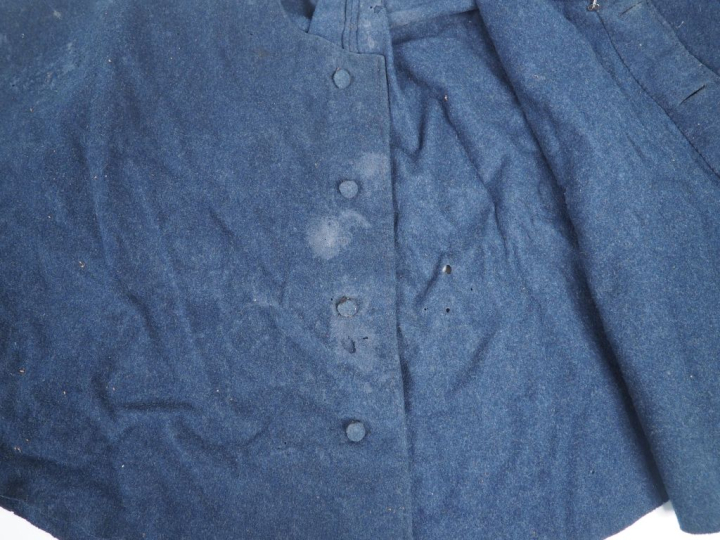 Rotonde de manteau. En drap gris de fer bleuté, fermant par quatre bou