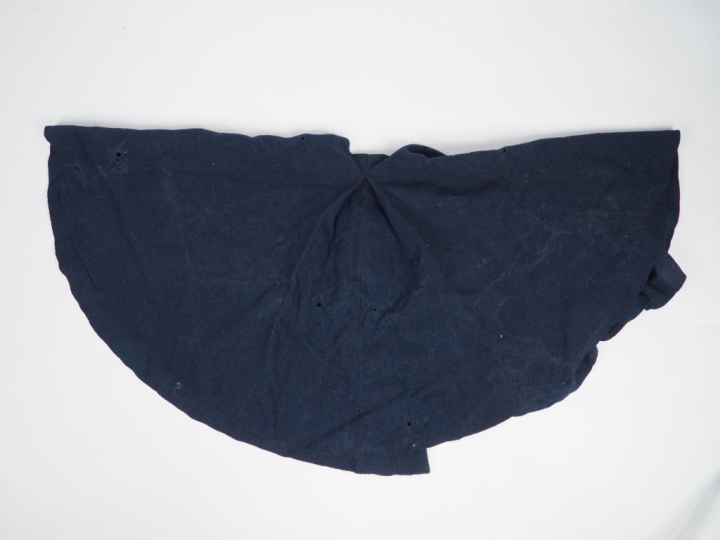 Rotonde de manteau. En drap gris de fer bleuté, fermant par quatre bou