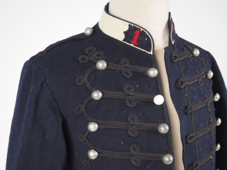 Vente aux enchères Dolman de sous-officier du 1er régiment de dragons.  En drap bleu. Col