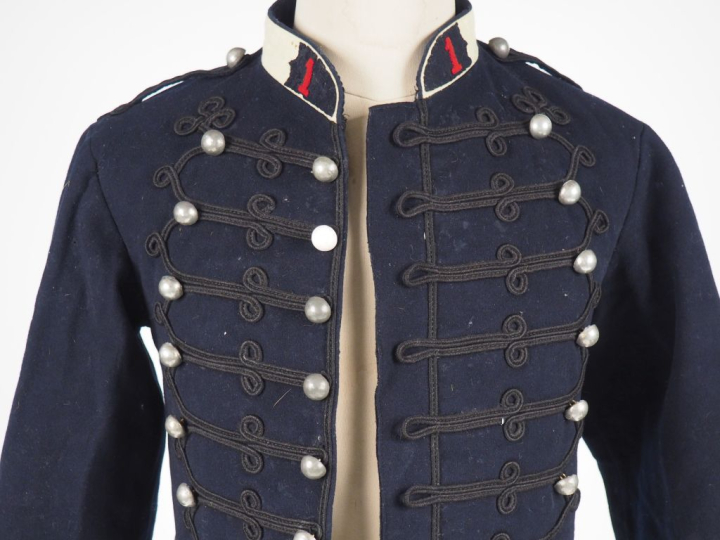 Dolman de sous-officier du 1er régiment de dragons.  En drap bleu. Col