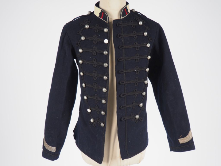 Dolman de sous-officier du 1er régiment de dragons.  En drap bleu. Col