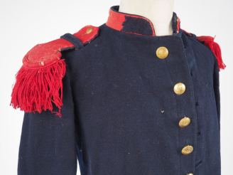 Vente aux enchères Tunique de troupe du 80e de ligne modèle 1897.  En drap gris de fer bl