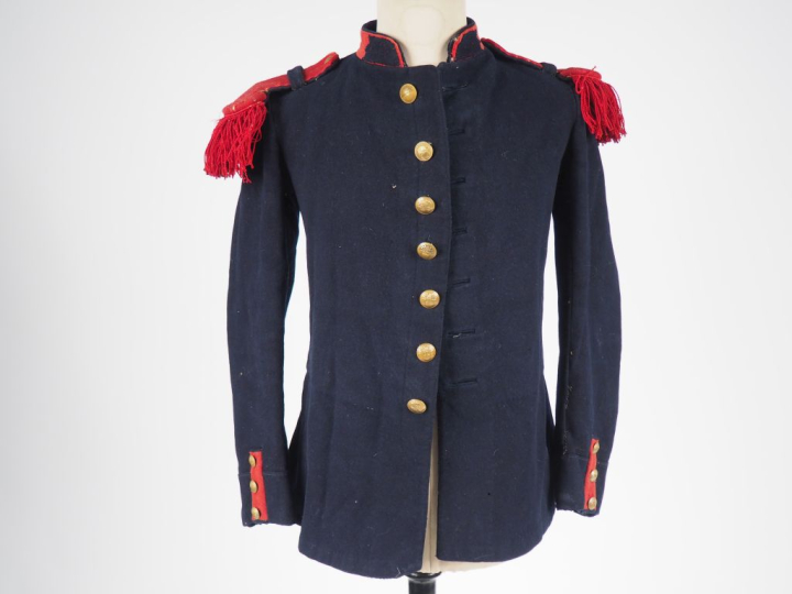 Tunique de troupe du 80e de ligne modèle 1897.  En drap gris de fer bl