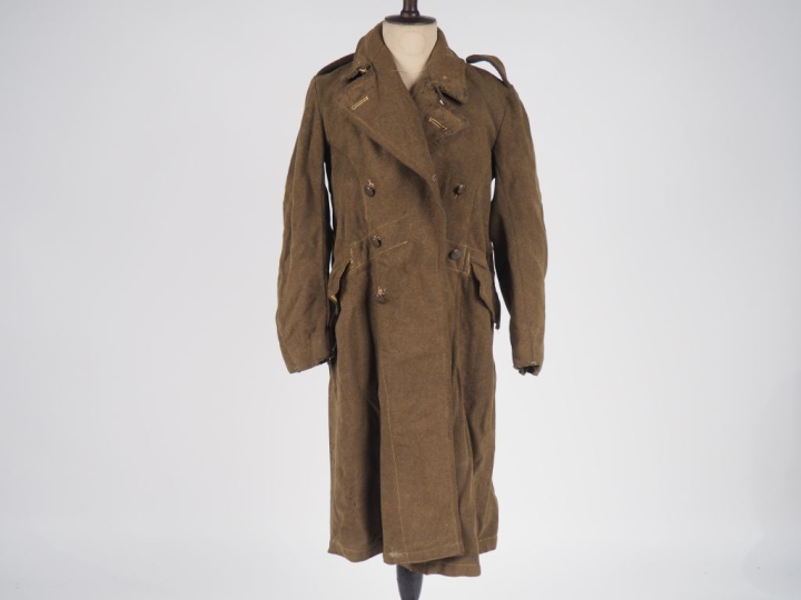Capote en drap kaki britannique.  En drap kaki à deux poches de côté. 