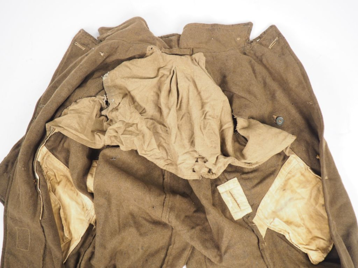 Capote en drap kaki britannique.  En drap kaki à deux poches de côté. 