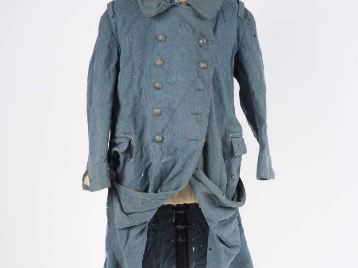 Capote.  En drap bleu horizon  Double boutonnage de 5 boutons en laito