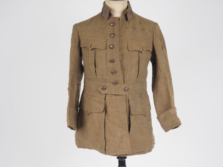 Tenue en drap kaki de lieutenant du 127e de ligne.  En drap kaki, à pa