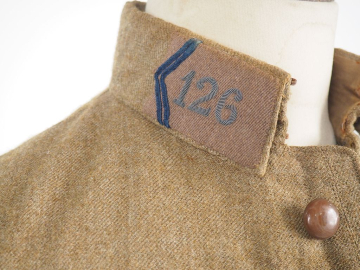 Tenue en drap kaki de lieutenant du 127e de ligne.  En drap kaki, à pa