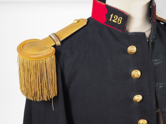 Vente aux enchères Tunique de lieutenant du 126e de ligne.  En drap noir à collet et patt