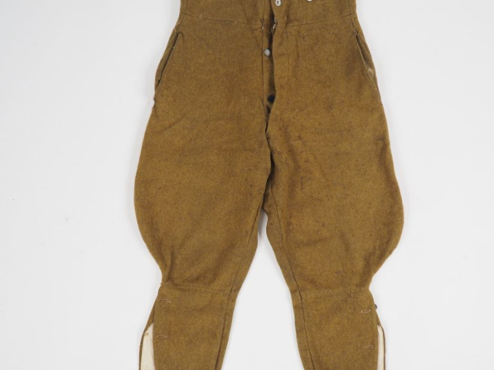 Culotte en drap moutarde d’infanterie coloniale.  Boutons en partie ma