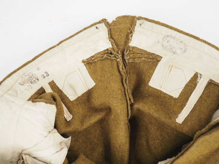 Culotte en drap moutarde d’infanterie coloniale.  Boutons en partie ma