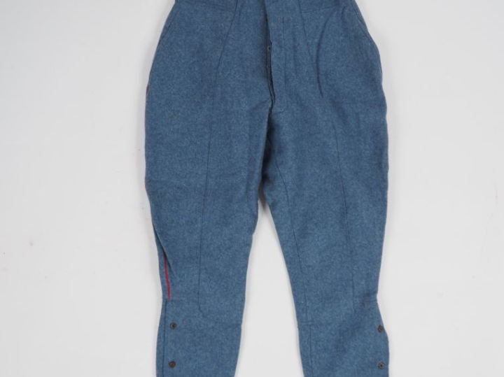 Culotte d’artillerie en drap bleu horizon à passepoil écarlate.  Cache