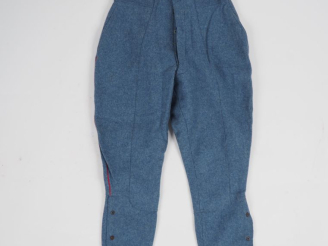 Vente aux enchères Culotte d’artillerie en drap bleu horizon à passepoil écarlate.  Cache