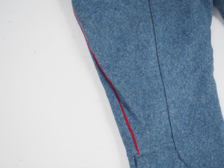 Culotte d’artillerie en drap bleu horizon à passepoil écarlate.  Cache