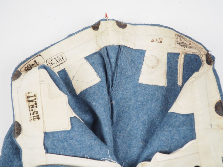 Culotte d’artillerie en drap bleu horizon à passepoil écarlate.  Cache