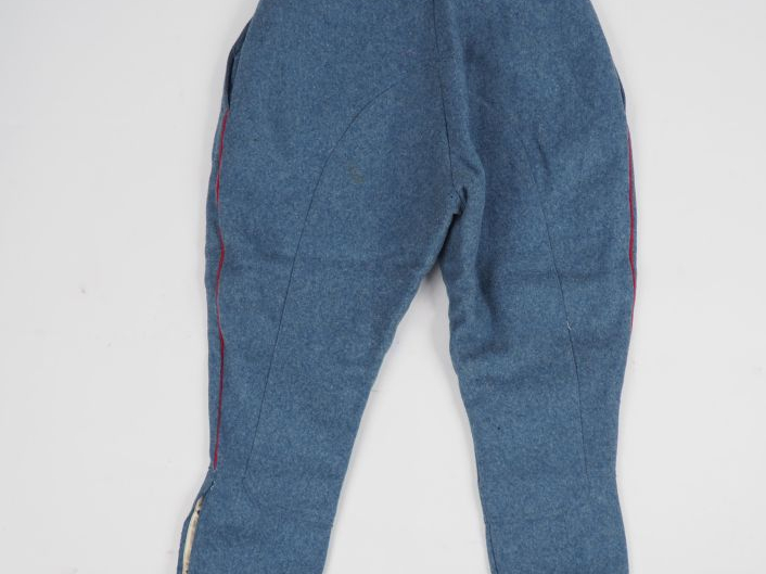 Culotte d’artillerie en drap bleu horizon à passepoil écarlate.  Cache