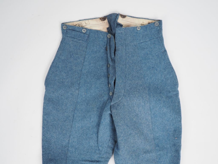 Culotte d’artillerie en drap bleu horizon, à passepoil écarlate.  Cach