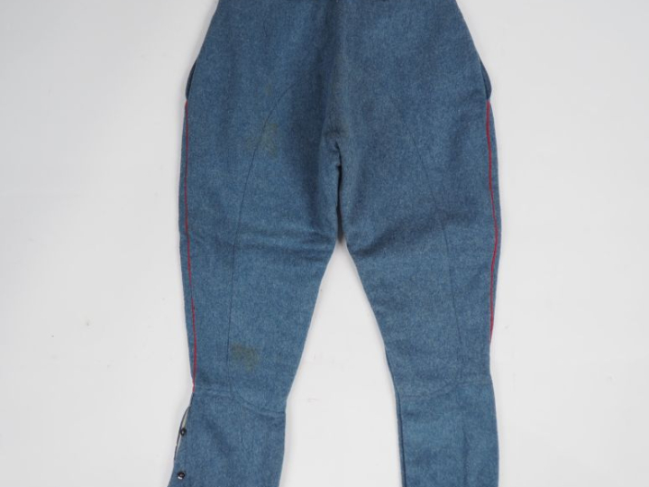 Culotte d’artillerie en drap bleu horizon, à passepoil écarlate.  Cach